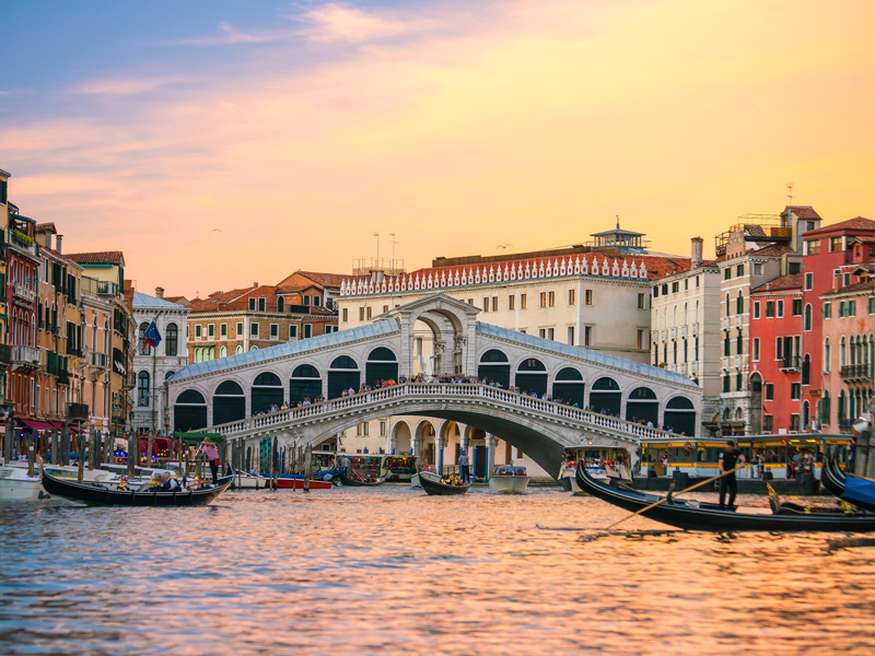 beautiful photo of Venice with a picturesque bridge